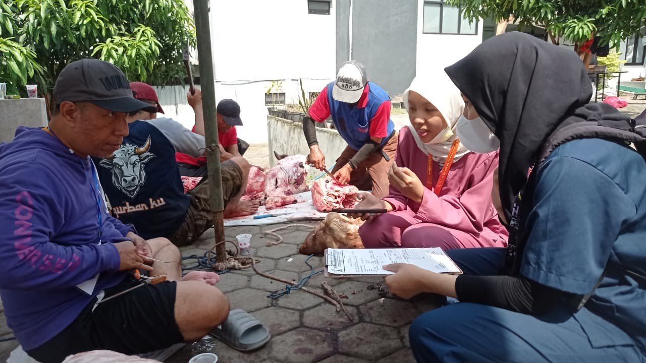PDM Kota Malang Bagikan Daging Sehat & Layak Konsumsi